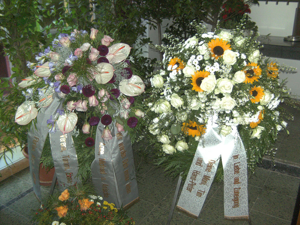 Trauerfloristik, Trauerschleifen und Grabschmuck
